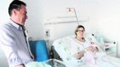 Recuperación. Rosa María Hervás, acompañada de su bebé y su marido en el Hospital Materno Infantil de Jaén.