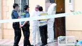 PESQUISAS. Agentes de la Guardia Civil dialogan con vecino a las puertas de la casa en la que se produjeron los hechos.