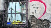 insalubre. Una bolsa, con aproximadamente dos kilos de pollo, en la ventana de una vivienda en ruinas en Santo Domingo Bajo.