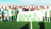 CALOR HUMANO. Jugadores de ambos equipos, con los abuelos, detrás de un pancarta que pide el regreso de los tres niños a Castellar.