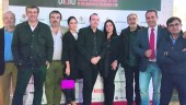 ASISTENTES. Actores, productores y representantes políticos acompañan al director, Enrique Iznaola, justo antes de ver el largometraje de creación jiennense.