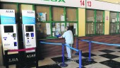 sin actividad. Un ciudadano consulta los horarios en una de las taquillas de la Estación de Autobuses de Jaén. 