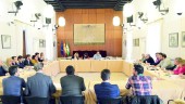 MESA DE TRABAJO. Asistentes a la reunión convocada por “Jaén merece más”, en el Parlamento andaluz. 