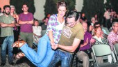 ASISTENTES. Una pareja se anima a bailar entre el público la música de la Blanca Barranco Band, agrupación que ganó el II Oliva Jazz de Jaén.