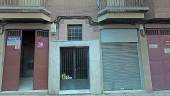 INVESTIGACIÓN. Entrada principal de la vivienda en la que reside el detenido, junto a su pareja y sus dos hijos, de 8 y 13 años.