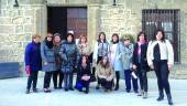 COMPROMETIDAS. La Asociación de Mujeres “Tamar” posa con Lola Santos, a las puertas del Ayuntamiento, en la Plaza de España.