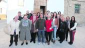 PARROQUIA. Vecinos de Larva posan con Ana María Gómez, delante de la Iglesia de San Pedro.