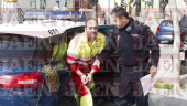 ESPOSADO. Un policía nacional conduce a Javier L. V. del coche patrulla al Juzgado de Instrucción número 2 de Jaén, en presencia de un guardia civil. 
