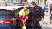 ESPOSADO. Un policía nacional conduce a Javier L. V. del coche patrulla al Juzgado de Instrucción número 2 de Jaén, en presencia de un guardia civil. 