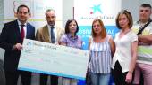 respaldo iNSTITUCIONAL. Magdalena Pérez recoge el cheque en la oficina marteña de manos del director, Miguel Serrano.