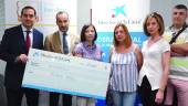 respaldo iNSTITUCIONAL. Magdalena Pérez recoge el cheque en la oficina marteña de manos del director, Miguel Serrano.