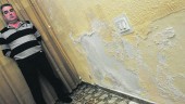 SITUACIÓN. La vivienda de Faustino Serrano sufre filtraciones por el estado de los colectores (foto de noviembre de 2016). A la derecha, aguas fecales en otro inmueble, en una foto del jueves pasado.