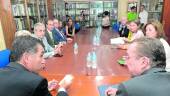 INFORME. Lorenzo del Río, presidente del TSJA, y Emilio de Llera, consejero de Justicia, dialogan antes del comienzo de la reunión.
