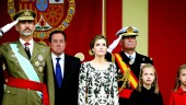 Los Reyes Felipe V y Letizia, junto con las infantas Leonor y Sofía, durante el desfile militar.