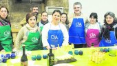 GASTRONOMÍA. Manuela Monsalve imparte el taller de cocina a los interesados alumnos. 