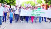 CONGREGACIÓN. Primera fila de la marcha del movimiento iliturgitano y sujetan su pancarta. 