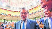 candidato. El presidente del Gobierno en funciones, Mariano Rajoy, acompañado de diputados nacionales del PP, en el Congreso de los Diputados. 