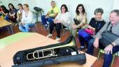 DESCONTENTO. Madres y padres de alumnos del Conservatorio, en una asamblea, celebrada en el Colegio Público Muñoz Garnica.