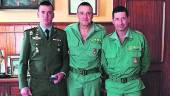 UN AUTÉNTICO HÉROE. Iván Castro, con Víctor Bados y Manuel Navarro en la base del municipio de Viator.