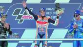 VICTORIA. Marc Márquez levanta el trofeo de campeón del Gran Premio de España, en el circuito de Jérez, junto con Johann Zarzo, segundo, y Andrea Iannone, tercero.