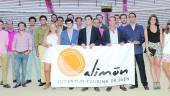 INICIATIVA. Foto de familia de los socios de Alimón, con su junta directiva en primera fila, antes de la tertulia. 