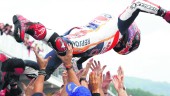 protagonista. El piloto español Marc Márquez (Honda) es manteado por sus compañeros de escudería tras ganar la carrera de MotoGP del Gran Premio de Alemania. 