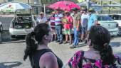 SERVICIO. Dos mujeres contemplan la protesta realizada por los taxistas de la marquesina ubicada en la calle Virgen de la Cabeza.