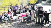 ANIMADOS. El grupo de amigos posa con Diario JAÉN y las revistas promocionales en el merendero.