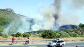 SIERRA DE JAÉN. Vecinos, al pie de la carretera de Los Villares, cortada por la Guardia Civil, observan el fuego del pasado día 13 cerca de la capital. 