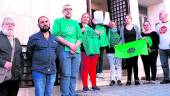 PROTESTA. Miguel Ángel Martínez, con algunos de los afectados frente al Juzgado Número 1 de Primera Instancia.