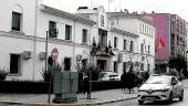 AVENIDA DE EUROPA. Vehículos tras las detenciones de las cuatro personas a las puertas del cuartel, donde ocurrió el altercado.