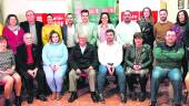 CON LA VISTA EN MAYO. Victor Abolafia, candidato a la Alcaldía de Bailén, en el centro junto con los demás componentes de su lista electoral.