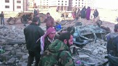 TRAGEDIA. Ciudadanos transitan junto al lugar donde se produjeron las explosiones en Damasco.