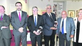 GALARDONES. Francisco Vañó, Juan Gómez, Joaquín Fernández, Antonio Álvarez de Arellano, José Gómez y Ana Alonso posan con los premios.