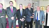 GALARDONES. Francisco Vañó, Juan Gómez, Joaquín Fernández, Antonio Álvarez de Arellano, José Gómez y Ana Alonso posan con los premios.