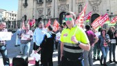 PROTESTA. Un empleado de la zona azul, respaldado por CC OO, en la primera concentración frente al Ayuntamiento por el “rescate” del servicio.