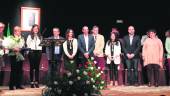 HOMENAJE. La viuda y los hijos de Miguel Anguita, junto con los miembros de la Corporación Municipal, al término del pleno extraordinario. 