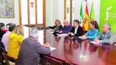 ENCUENTRO. Representantes de federaciones de asociaciones de vecinos se reúnen con Francisco Reyes.