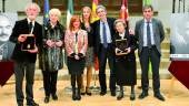 RECONOCIMIENTO. Antonia Olivares, junto a familiares de Juan Pasquau y Francisco Palma Burgos, tras recibir la medalla de oro de la ciudad.