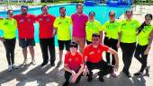 DIVERSIÓN. El concejal José Francisco López, junto con los nuevos titulares de la concesión y parte de los trabajadores de la piscina municipal.