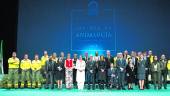 ORGULLOSOS. La presidenta de la Junta y el del Parlamento andaluz, con los galardonados, en el escenario del Teatro de la Maestranza de Sevilla, en el Día de Andalucía. 