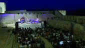 DIRECTO. Chico Pérez toca en el Castillo de Santa Catalina ante el deleite de un público que presta atención a sus temas musicales. 