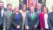 RESPALDO. Isabel Azañón, Javier Calvente, Miguel Contreras, Francisca Molina, Fátima Báñez, Juan Ignacio Zoido, José Enrique Fernández de Moya, Ángeles Isac y Antonio Sanz, en la Delegación del Gobierno en Sevilla, donde se celebró la toma de posesión.