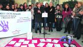 ACTO. Representantes del Ayuntamiento y de asociaciones de mujeres durante la concentración institucional, aplauden tras el minuto de silencio. 