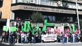 PROTESTA. Participantes en la concentración para exigir a la Junta de Andalucía que no se clausure el Laboratorio de Sanidad Animal.
