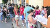 PLANIFICACIÓN. Maestros interinos afectados realizan una cola en la puerta de la Delegación de Educación para presentar alegaciones.