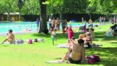 PÚBLICO. Los usuarios combaten el calor refrescándose en las instalaciones de la piscina municipal.