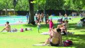 PÚBLICO. Los usuarios combaten el calor refrescándose en las instalaciones de la piscina municipal.