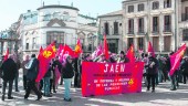 JUBILADOS. Asistentes a la concentración convocada por la Plataforma de Úbeda en defensa de las pensiones públicas, en la Plaza de Andalucía.