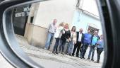 VANDALISMO. Josefa Alcántara y Juan Carlos Ruiz, con vecinos de Belén y San Roque reflejados en un espejo retrovisor.